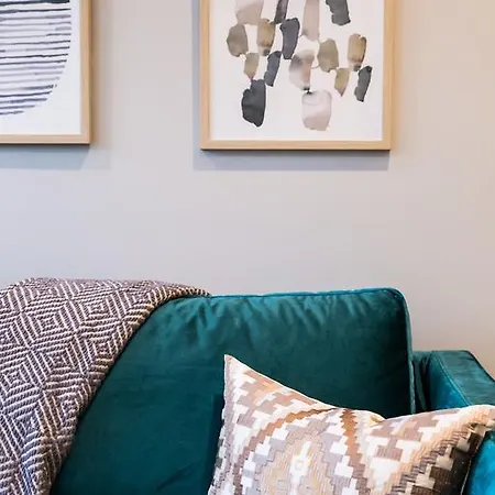 Two-bedroom On W Barry Avenue Apt 1f Chicago