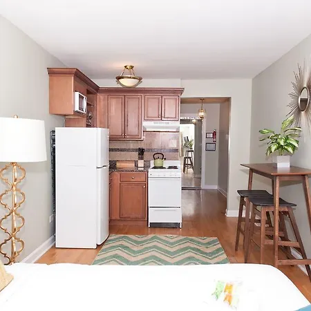 Studio On E Bellevue Place Apt 1c *