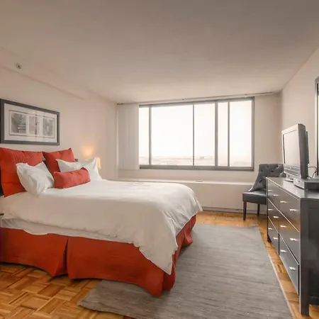 Global Luxury In Downtown Apartment