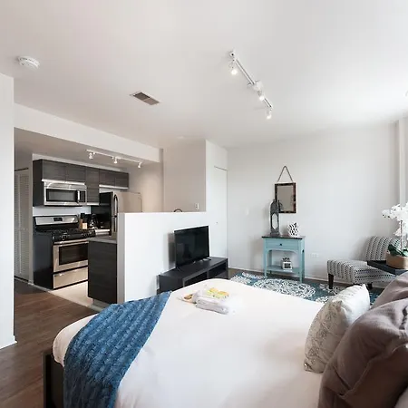 Studio On E Roosevelt Road Apt 705 *