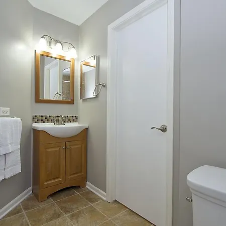 Four-bedroom On S Oakley Boulevard Holiday home Chicago