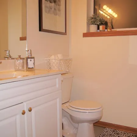 Apartment Ukrainian Village *