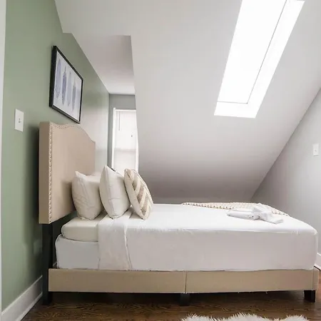 Three-bedroom On W Barry Avenue Apt 2r * Chicago