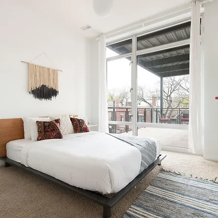 Two-bedroom On N Halsted Street Apt 304 Apartment *