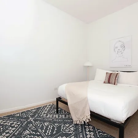 Two-bedroom On N Halsted Street Apt 304 Apartment