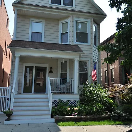 Roscoe Village Guest house *