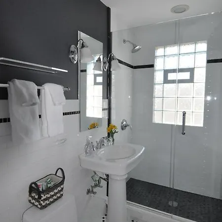 Guest house Roscoe Village Chicago