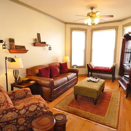 Guest house Roscoe Village Chicago