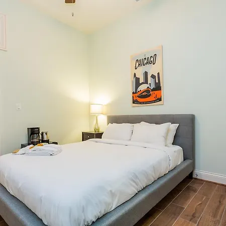 Studio On W Fullerton Avenue Apt B Apartment
