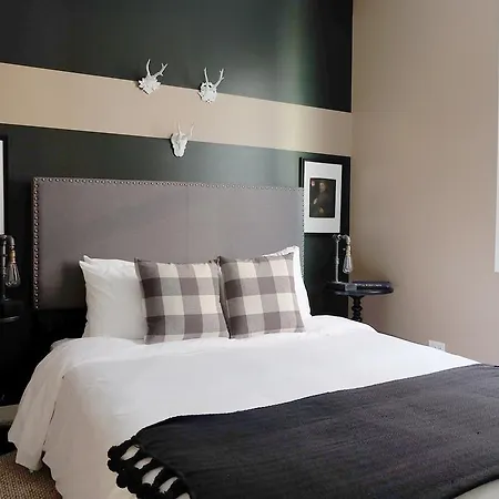 Apartment Three-bedroom On W Addison Street Apt 1 Chicago