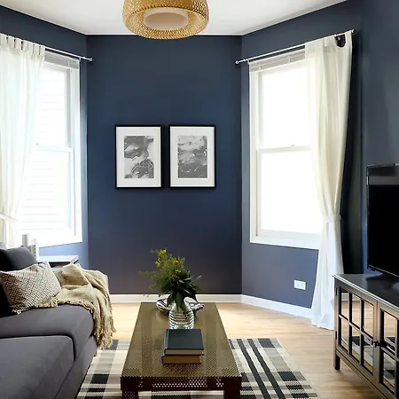 Three-bedroom On W Addison Street Apt 1 Apartment *