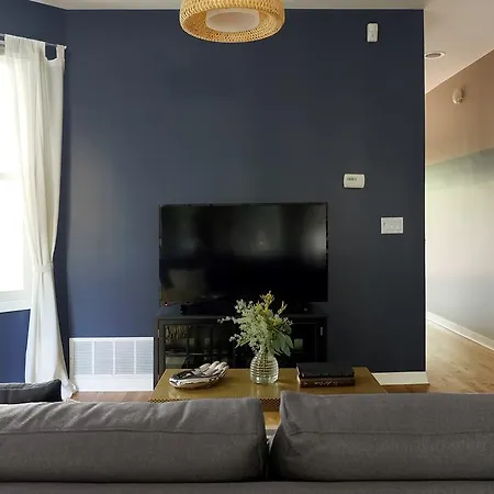 Apartment Three-bedroom On W Addison Street Apt 1 Chicago