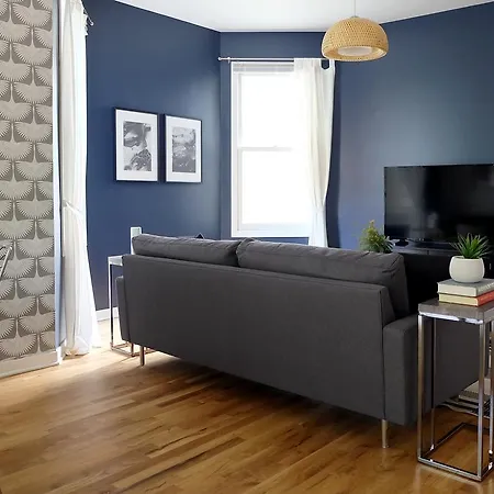 Apartment Three-bedroom On W Addison Street Apt 1 Chicago