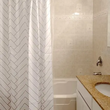 Apartment Three-bedroom On W Addison Street Apt 1 Chicago