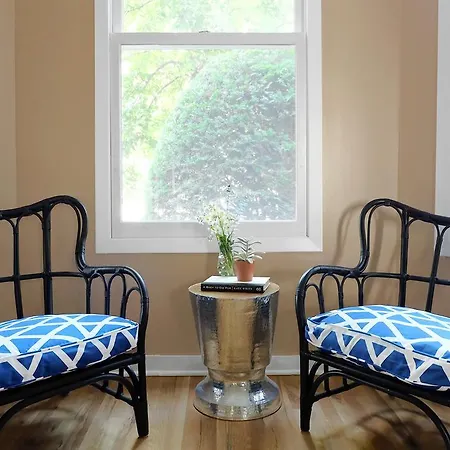 Three-bedroom On W Addison Street Apt 1 Chicago