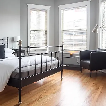 A Stone's Throw From Wrigley Field/boystown - 4br Chicago