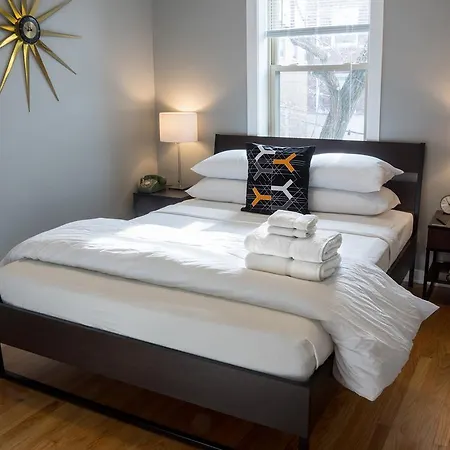 A Stone's Throw From Wrigley Field/boystown - 4br Apartment