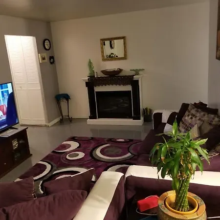 Hollywood Terrace Apartment *