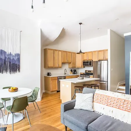 Two-bedroom On W Cortland Street Apt 1f