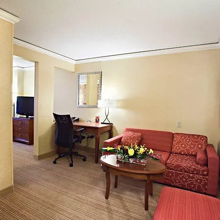Courtyard Downtown/magnificent Mile Hotel 4*
