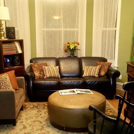 Chicago On Newport Apartment