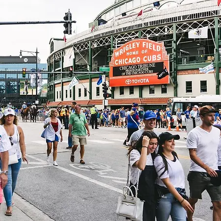 A Stone's Throw From Wrigley Field/boystown - 4br Chicago