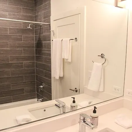 On N Southport Avenue Aparthotel *
