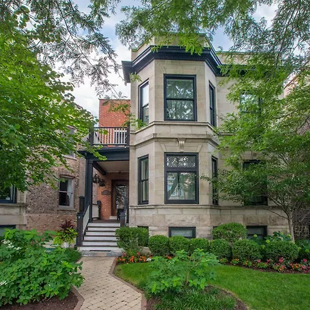 Chicago On Newport Apartment