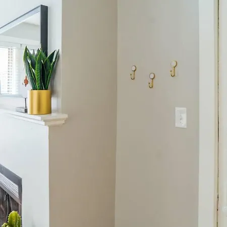 Convenient & Newly Decorated 1br - Roscoe 1d Chicago