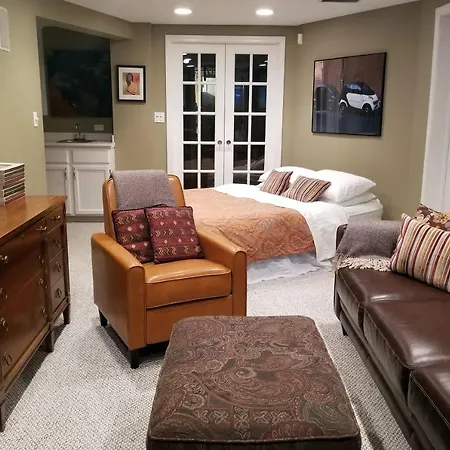 Chicago On Newport Apartment