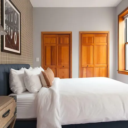 Aparthotel Sonder — Wrigley Field Chicago