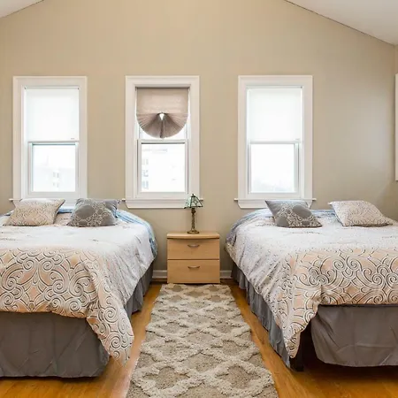 4 Bedroom In Location Parking Fireplace Back Yard Pets Welcome