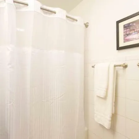 Wrigley Oasis! Steps From The Field! - 3bd 1ba *