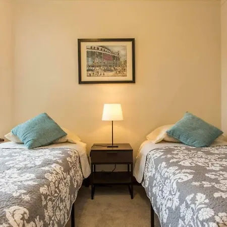 Wrigley Oasis! Steps From The Field! - 3bd 1ba *