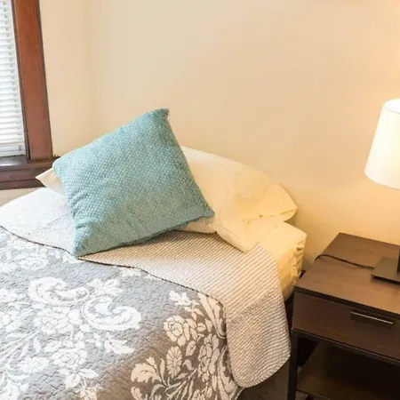 Wrigley Oasis! Steps From The Field! - 3bd 1ba