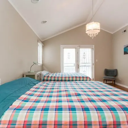Holiday home 4 Bedroom In Location Parking Fireplace Back Yard Pets Welcome Chicago
