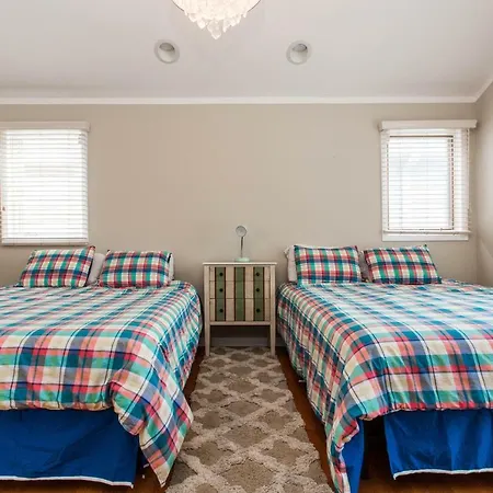 4 Bedroom In Location Parking Fireplace Back Yard Pets Welcome *
