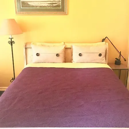 3 Bedroom Spacious In Ideal Location W Free Parking Back Yard Pets Welcome *
