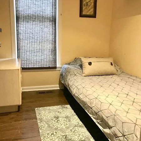Holiday home 3 Bedroom Spacious In Ideal Location W Free Parking Back Yard Pets Welcome Chicago