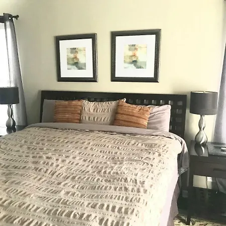 Holiday home 3 Bedroom Spacious In Ideal Location W Free Parking Back Yard Pets Welcome Chicago