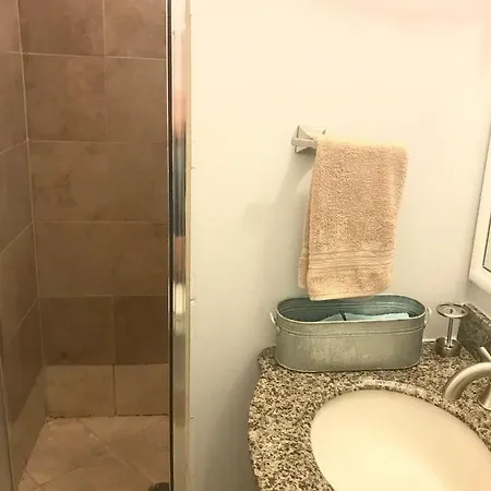 3 Bedroom Spacious In Ideal Location W Free Parking Back Yard Pets Welcome *