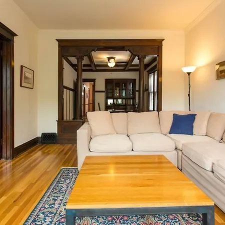 Wrigley Oasis! Steps From The Field! - 3bd 1ba Apartment Chicago