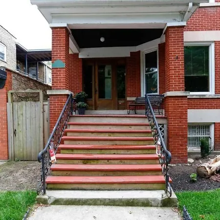 Wrigley Oasis! Steps From The Field! - 3bd 1ba