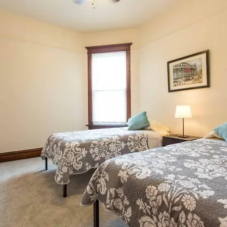 Wrigley Oasis! Steps From The Field! - 3bd 1ba Apartment Chicago