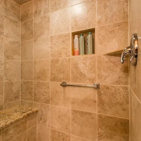 4 Bedroom In Location Parking Fireplace Back Yard Pets Welcome