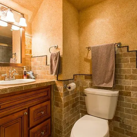 4 Bedroom In Location Parking Fireplace Back Yard Pets Welcome Holiday home