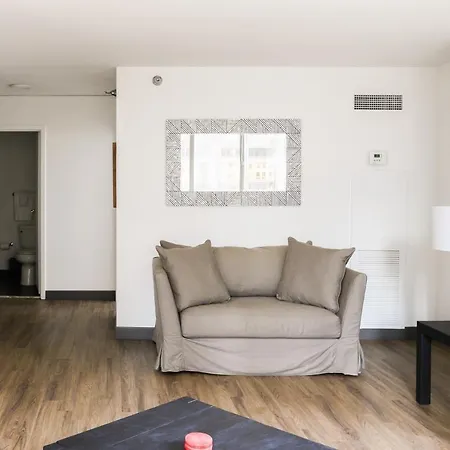 Envitae 2br Vibrant High-rise Penthouse Apartment