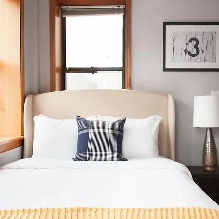 Aparthotel Sonder — Wrigley Field