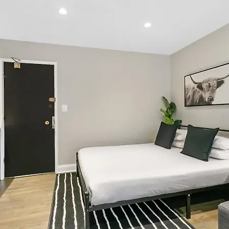 In Close To Boystown - Oakdale 204 Rep Chicago