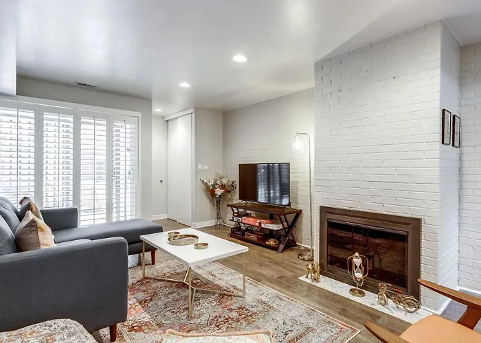 Free Parking! Designed For Work And Play - Perfect For Any Traveler With 2 Work Spaces And Old Town Charm Townhouse